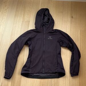 Arc'teryx Atom Hoody Women's Black Hooded Jacket - Sleek Alpine Style